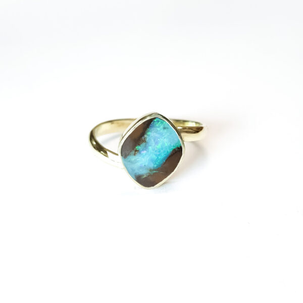 Ring gold opal boulder